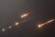 八字解读伊朗以导弹齐射回应以色列的大规模袭击