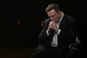 八字解读特斯拉股价收涨超3%：特朗普无意沟通，马斯克父亲劝儿子低头