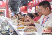 八字解读“嗦粉”经济火热 中国多地“食力”出圈