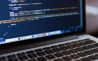 八字解读Adobe股价下跌 投资者对其AI应用回报持怀疑态度